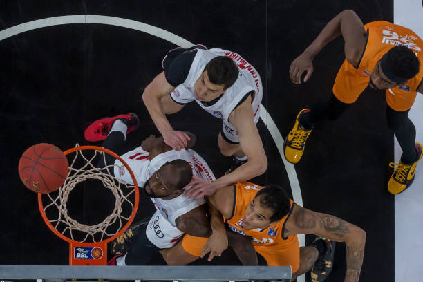 传和前场直 传和前场直